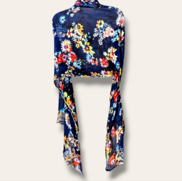 🧣Gorgeous Lightweight Blue Floral Wrap/Scarf/Sarong - Picture 4 of 5